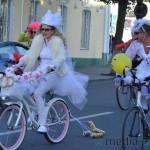 Девушки в свадебных платьях на велосипедах в Пинске
