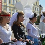 Нарядные женщины на велосипедах