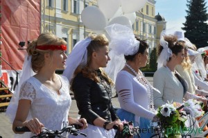 Нарядные женщины на велосипедах